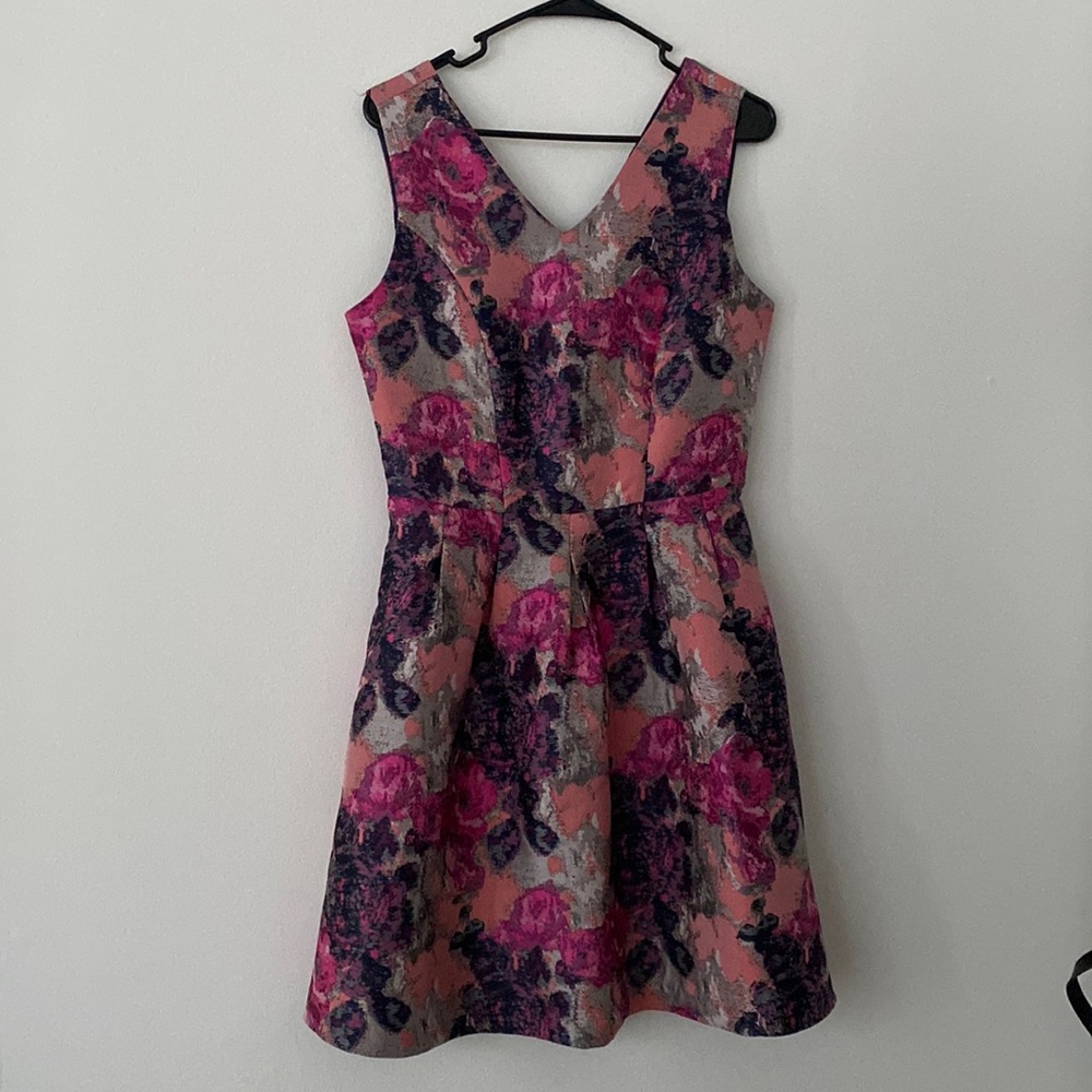 Beautiful dress - Picture 1 of 4